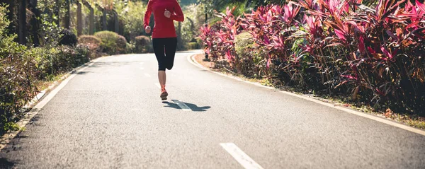 ウィンターパークトレイルを走るフィットネス女性ランナー — ストック写真