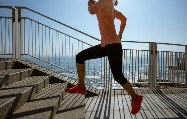Υγιεινός Τρόπος Ζωής Γυμναστικής Δρομέας Γυναίκα Τρέχει Παραθαλάσσια Διαδρομή — Φωτογραφία Αρχείου