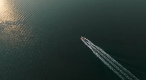 午前中の海の風景のドローン航空ビュー — ストック写真