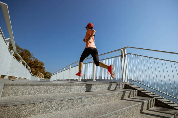 Sağlıklı Yaşam Tarzı Fitness Kadın Koşucusu Deniz Kenarında Koşuyor — Stok fotoğraf