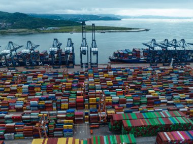 Shenzhen, Çin - 2022 dolaylarında Çin 'in Shenzhen kentindeki Yantian limanının havadan görünüşü
