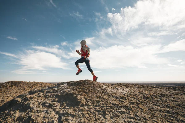 Woman Trail Runner Cross Country Running Desert Hill Top — Stock Photo, Image