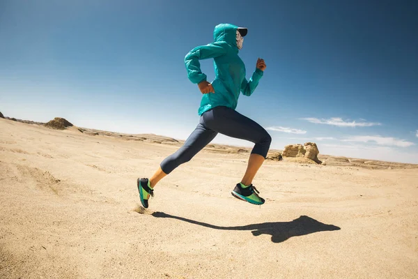 Fitness Trail Läuferin Beim Crosslauf Auf Sandwüste — Stockfoto