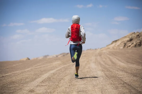 Fitness Woman Trail Runner Cross Country Running Desert — Stock Photo, Image