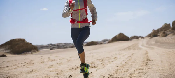 Fitness Γυναίκα Μονοπάτι Δρομέας Διασχίζουν Χώρα Τρέχει Στην Έρημο — Φωτογραφία Αρχείου