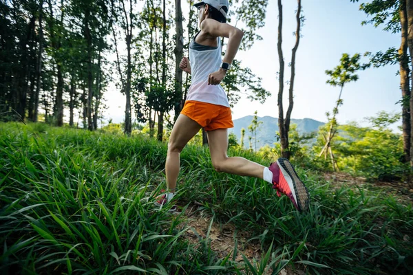 Woman Trail Runner Running Tropical Forest Mountain Peak — 스톡 사진