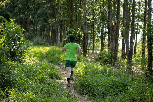 Жінка Стежка Біжить Тропічній Горі Лісу — стокове фото