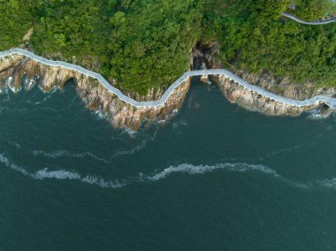 Deniz kenarındaki dağ manzarası