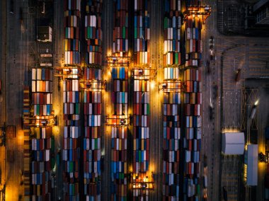 Gece konteyner terminalinin hava görüntüsü