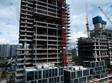 Shenzhen, Çin - 2022 Çemberi: Shenzhen şehrindeki inşaat alanı ve manzaranın havadan görünüşü