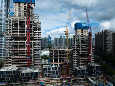 Shenzhen, Çin - 2022 Çemberi: Shenzhen şehrindeki inşaat alanı ve manzaranın havadan görünüşü