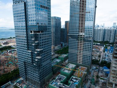 Shenzhen, Çin - 2022 Çemberi: Shenzhen şehrindeki inşaat alanı ve manzaranın havadan görünüşü