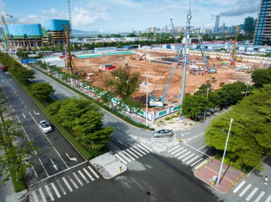 Shenzhen, Çin - 2022 Çemberi: Shenzhen şehrindeki inşaat alanı ve manzaranın havadan görünüşü