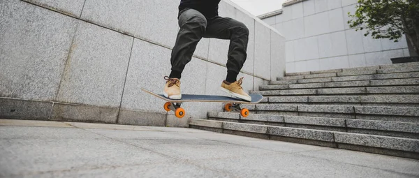 Skateboarder Skateboarding Στη Σύγχρονη Πόλη — Φωτογραφία Αρχείου