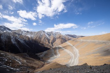 Kış günü yüksek rakımlı dağların manzarası