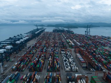 Shenzhen, Çin - 2022 Çemberi: Çin 'in Shenzhen kentindeki Yantian limanındaki hava manzarası