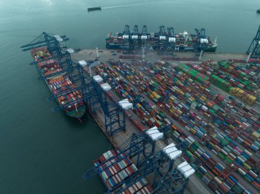 Shenzhen, Çin - 2022 Çemberi: Çin 'in Shenzhen kentindeki Yantian limanındaki hava manzarası