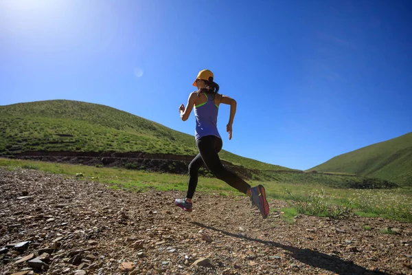 年轻的健康女子赛跑选手在高空草原上奔跑 — 图库照片