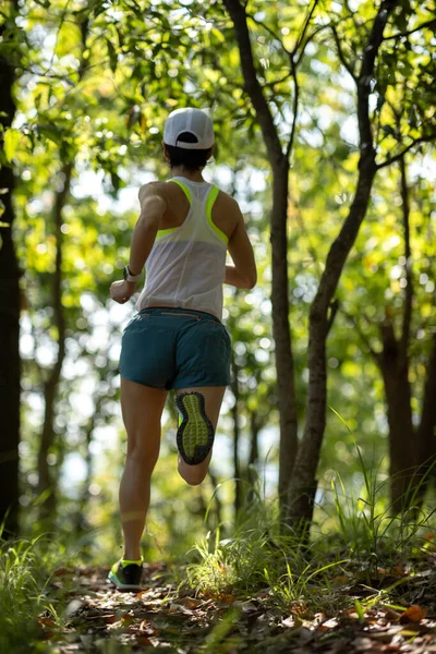 Fitness Woman Trail Runner Running Summer Forest Trail — Fotografia de Stock