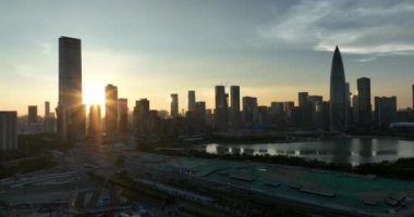 Shenzhen City, Çin 'de gün batımında hava manzarası