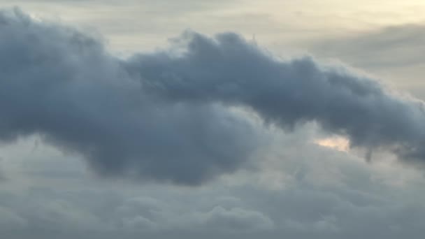 Increíbles Nubes Esponjosas Con Sol Oculto — Vídeo de stock