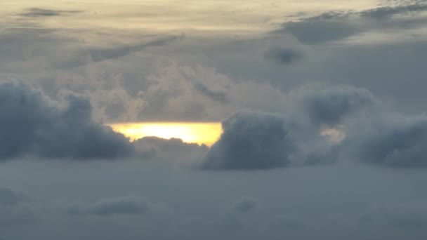 Increíbles Nubes Esponjosas Con Sol Oculto — Vídeos de Stock
