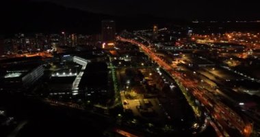 Işıklı şehrin gece manzarası