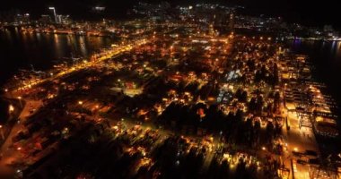 Gece konteyner terminalinin hava görüntüsü