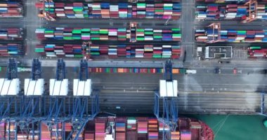 Shenzhen, Çin - 2022 Çemberi: Çin 'in Shenzhen kentindeki Yantian limanındaki hava manzarası