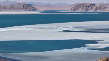 Mavi gökyüzü ile deniz manzarası