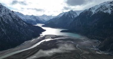 Dağ nehri ile güzel manzaranın manzarası