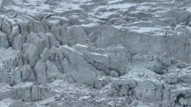 Karlı dağların güzel manzarası