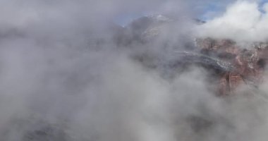 Güzel sisli dağ manzarası