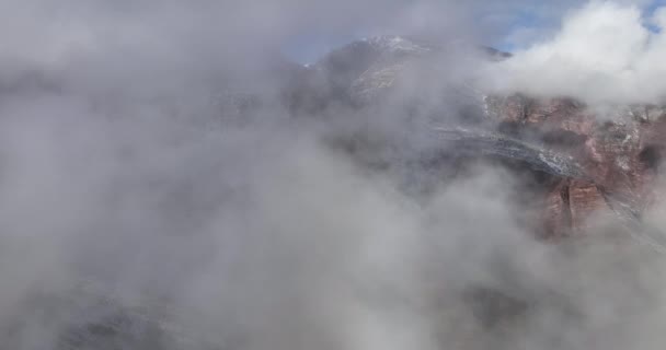 Letecký Pohled Krásnou Mlhavou Horskou Krajinu — Stock video