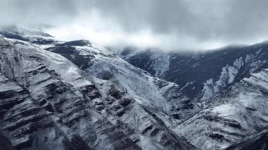 Karlı dağların güzel manzarası