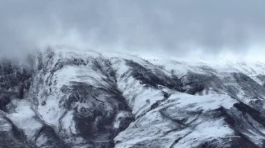 Karlı dağların güzel manzarası