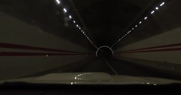 地下トンネルをライトで走る車は — ストック動画