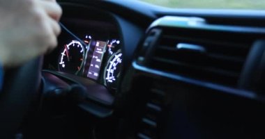 Aydınlatılmış gösterge paneli görünümlü kadın sürücü arabası