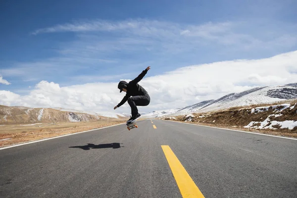Mujer Asiática Skateboarder Skateboarding Carretera Nevada País —  Fotos de Stock