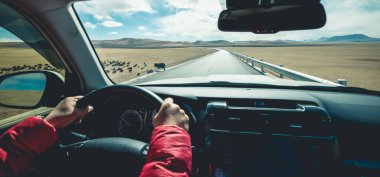Tibet, Çin 'de off-road araba sürüyorum.