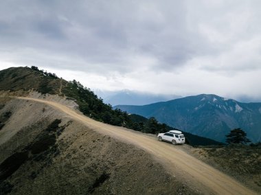 Tibet, Çin 'de off-road arabasının hava görüntüsü