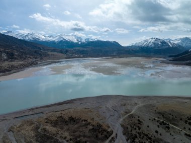 Çin, Tibet 'te güzel kar dağları ve göl manzarası