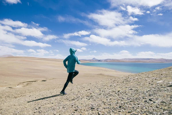 Vrouw Trail Loper Cross Country Hardlopen Het Meer Bergen — Stockfoto