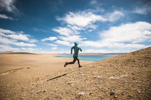 Kobieta Szlak Biegacz Biegnie Przez Kraj Górach Nad Jeziorem — Zdjęcie stockowe
