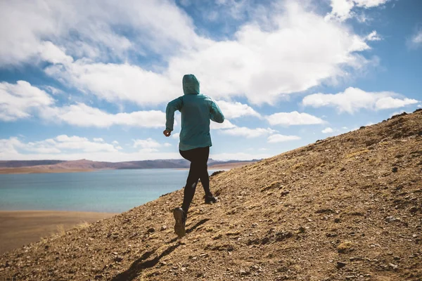 Kobieta Szlak Biegacz Biegnie Przez Kraj Górach Nad Jeziorem — Zdjęcie stockowe