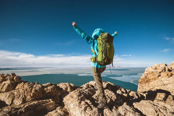 Woman Hiker Enjoy Ivew Mountain Top Cliff Ege Lakeside — Stock Photo, Image