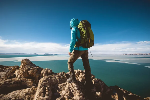 Kadın Yürüyüşçü Göl Kıyısındaki Dağın Tepesindeki Yamaçta Eğleniyor — Stok fotoğraf
