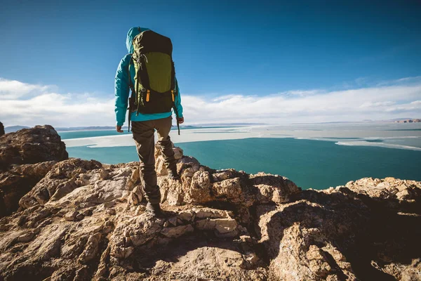 女徒步旅行者欣赏山顶悬崖峭壁上的景色 — 图库照片