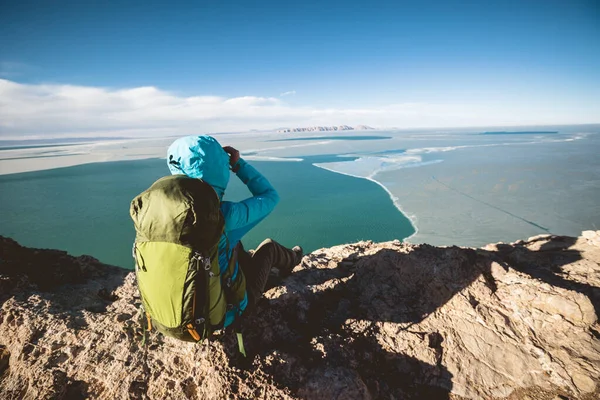Woman Hiker Enjoy Ivew Mountain Top Cliff Ege Lakeside — Stock Photo, Image
