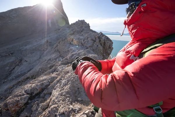 Турист Вершине Горы Проверяющий Высотомер Спортивном Дежурстве — стоковое фото